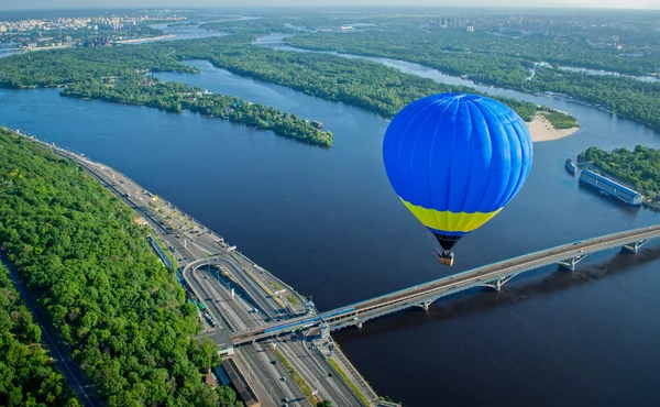 Balon Dnipro Nehri üzerinde uçuyor 