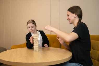 Anne ve kızı evde bir masa oyunu oynuyorlar. Stratejilerini öğreniyorlar ve Jenga Kulesi 'ni inşa etmeye odaklanarak ilişkilerini geliştiriyorlar.