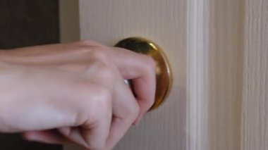 Bir kadının elini sıkıca kavrayıp, anahtar deliğiyle altın bir kapı tokmağını çevirmesi. Kadın bir odaya girmek için beyaz ahşap kapıyı açar. Erişim, mahremiyet ve fırsat kavramını gözler önüne serer.