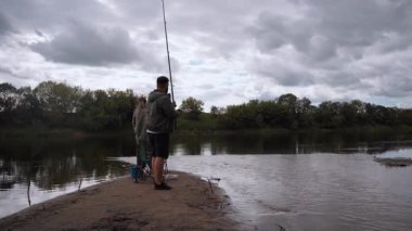 Genç çift sakin bir nehirde kumlu bir adada birlikte vakit geçirir. Bulutlu bir günde sakin ve sakin bir doğa hobisinin tadını çıkarırlar.