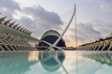 Bilim Müzesi, Agora ve Assut de l 'Or Köprüsü' nün sabah görüşü ve havuzda yansımaları. Sanat ve Bilim Şehri, Valencia, İspanya.