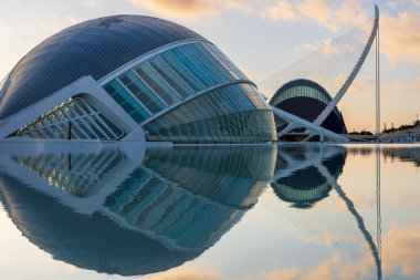 Şafakta sakin sularda Hemispheric ve Agora binalarının simetrik ayna yansıması. Sanat ve Bilim Şehri, Valencia, İspanya.