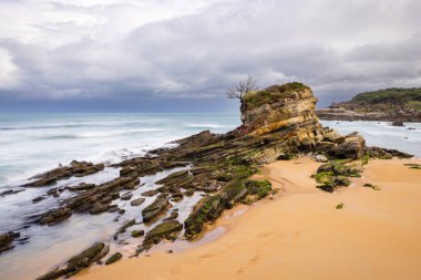 Fırtına sırasında Playa del Camello 'nun dramatik görüntüsü, uzaktan kumandalı Peninsula de la Magdalena ile eşsiz bir deve şekilli kaya oluşumunu içerir. Santander, Cantabria, İspanya.
