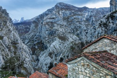 Cantabrian Dağları manzarası ve Camarmena 'nın uzak yüksek rakımlı köyünün geleneksel taş evleri. Picos de Europa Ulusal Parkı. Asturias, İspanya.
