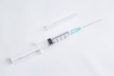 Tıbbi şırınga beyaza izole edildi