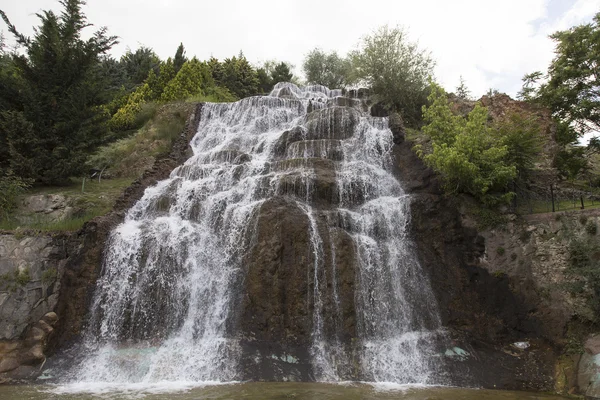 瀑布长期暴露 园中的泉 下临诸石 — 图库照片