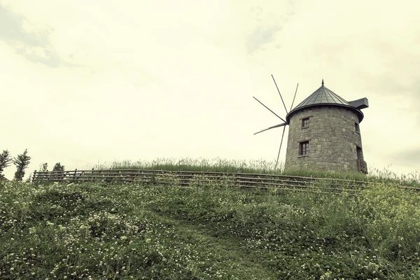 Ancien moulin turc traditionnel en pierre. paysage — Photo