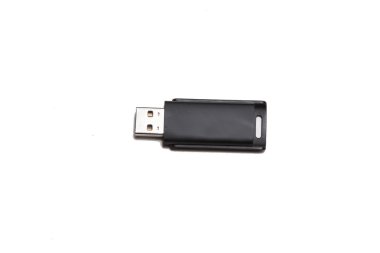 USB flaş belleği beyaz arkaplanda izole edildi