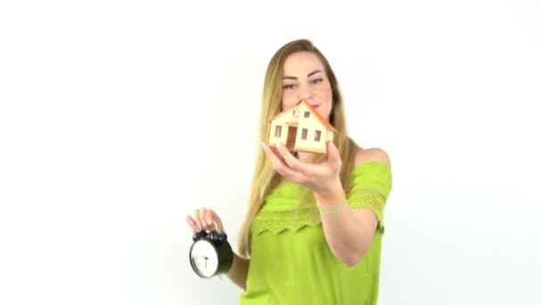 Mãos Jovem Segurando Casa Modelo Com Despertador Seguro Imobiliário Conceito — Vídeo de Stock
