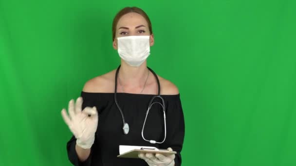 Retrato Médico Rubio Caucásico Serio Mascarilla Hablando Pantalla Verde Mujer — Vídeos de Stock