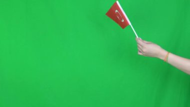 Stüdyodaki yeşil ekranda elinde hindi bayrağı sallayan bilinmeyen bir el. 4k çözünürlükte çekiliyor