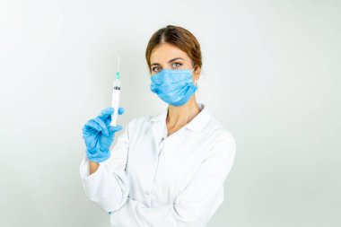 Sıvı aşılarla dolu bir şırıngayı laboratuvarda tutan doktor ya da bilim adamı olan Covid-19 Corona virüsüne karşı kavramsal mücadele: hastalıklar, tıbbi bakım, bilim.   