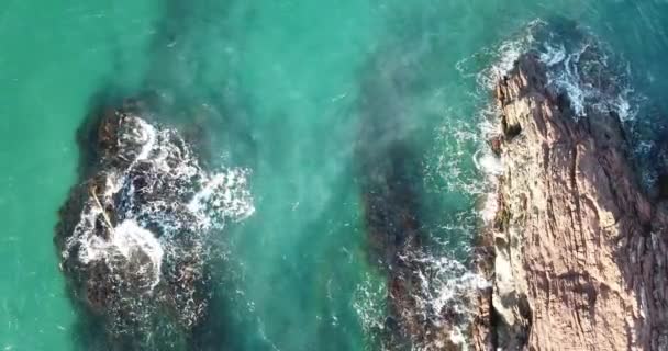Вид Высоты Птичьего Полета Морские Волны Падающие Вниз Зеленый Синий — стоковое видео
