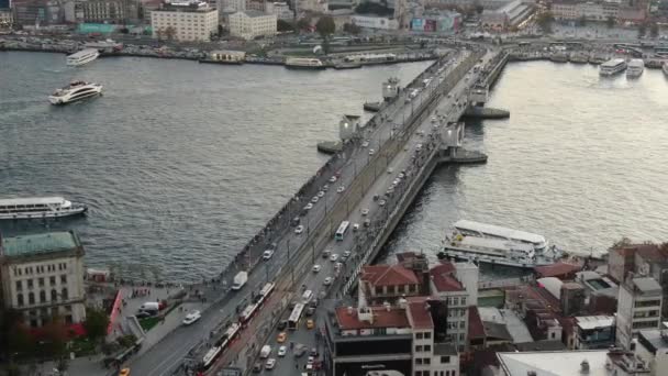 2020年12月5日 土耳其伊斯坦布尔 Galata Bridge Istanbul Eminonu 用无人机俯瞰空中 博斯普鲁斯河上的Galata桥 有船只和汽车交通 — 图库视频影像