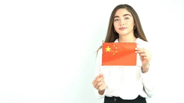 Женщина Размахивая Китайским Флагом Белом Фоне — стоковое фото
