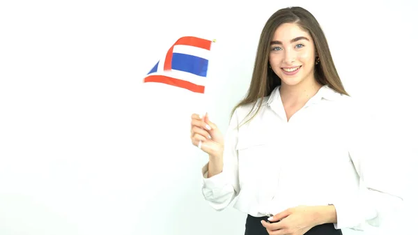 Blond Kvinna Viftande Flagga Framför Vit Bakgrund — Stockfoto