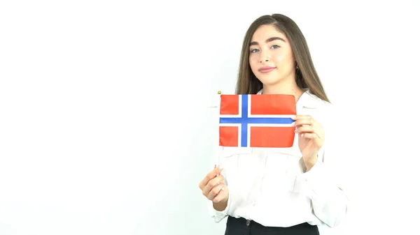 Mujer Rubia Ondeando Bandera Noruega Delante Fondo Blanco — Foto de Stock