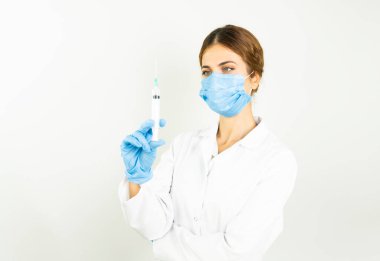Laboratuvarda elinde şırınga tutan bir doktor ya da bilim adamı olan Covid-19 Corona virüsüne karşı kavramsal mücadele.