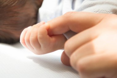 Baba, çocuğun elini tutuyordu. Baba ve çocuk elleri. Aile kavramı