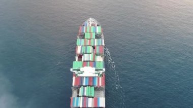 Kargo konteynırlarıyla birlikte yük gemisinin hava görüntüsü.. 