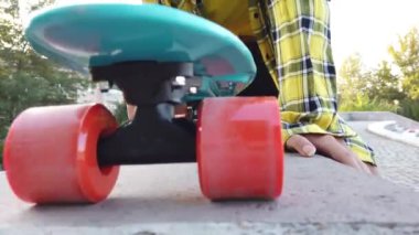 Parktaki kaykayın yakın çekimi.  