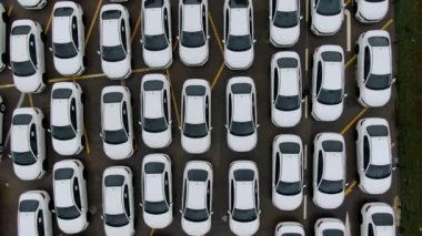 Hava manzaralı yeni arabalar ithalat ve ihracat için limana dizildi. 