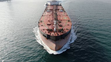 Kargo konteynırlarıyla birlikte yük gemisinin hava görüntüsü.