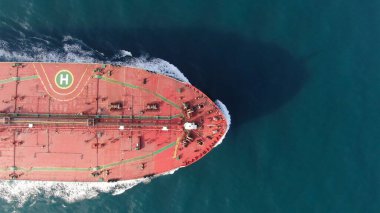 Kargo konteynırlarıyla birlikte yük gemisinin hava görüntüsü.