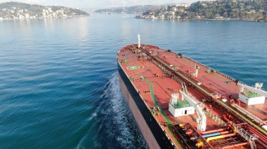 Kargo konteynırlarıyla birlikte yük gemisinin hava görüntüsü.