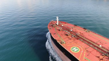 Kargo konteynırlarıyla birlikte yük gemisinin hava görüntüsü.
