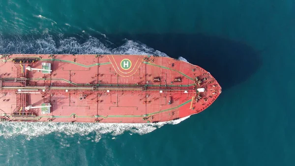 Kargo konteynırlarıyla birlikte yük gemisinin hava görüntüsü.