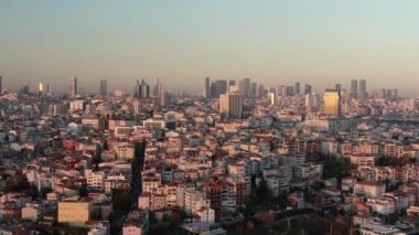 Ayasofya Müzesi üzerindeki hava manzarası, büyük, kubbeli eski Bizans kilisesi ve camii İstanbul, Türkiye 'deki İncilsel sahnelerin görkemli mozaikleriyle