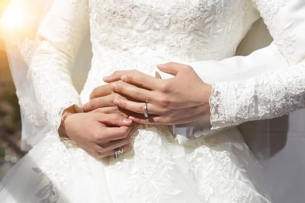 Sposa Sposo Che Tengono Mano Giorno Del Matrimonio — Foto Stock