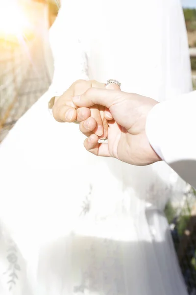 Wedding Couple Holding Hands — Stock Photo, Image