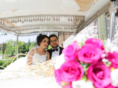 Düğün günlerinde mutlu gelin ve damat. Damat ile güzel gelin.