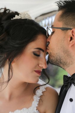 Düğün günlerinde mutlu gelin ve damat. Damat ile güzel gelin.