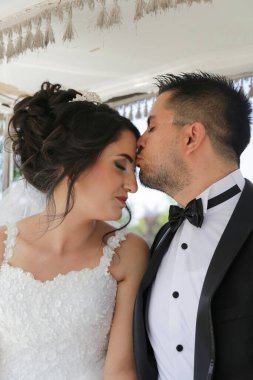 Düğün günlerinde mutlu gelin ve damat. Damat ile güzel gelin.