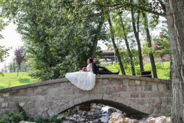 Düğün günlerinde mutlu gelin ve damat. Damat ile güzel gelin.