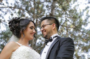 Düğün günlerinde mutlu gelin ve damat. Damat ile güzel gelin.
