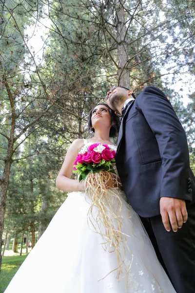 結婚式の日に幸せな花嫁と新郎 新郎と美花嫁 — ストック写真