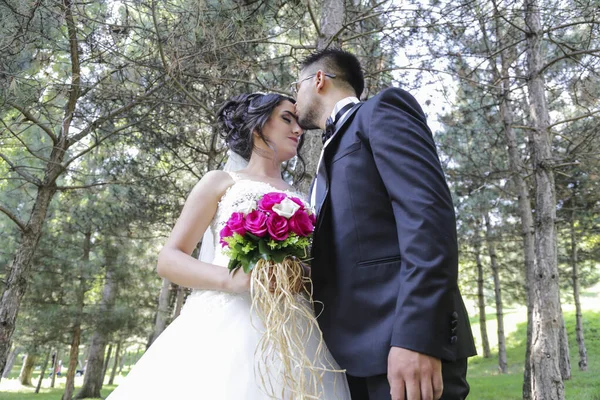 Gelukkige Bruid Bruidegom Hun Trouwdag Schoonheidsbruid Met Bruidegom — Stockfoto
