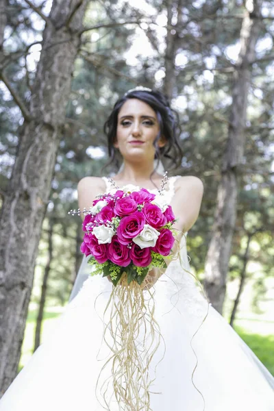 Noiva Segurando Buquê Flores Casamento Roxo Branco Noiva Com Buquê — Fotografia de Stock