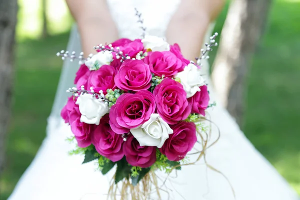 Noiva Segurando Buquê Flores Casamento Roxo Branco Noiva Com Buquê — Fotografia de Stock