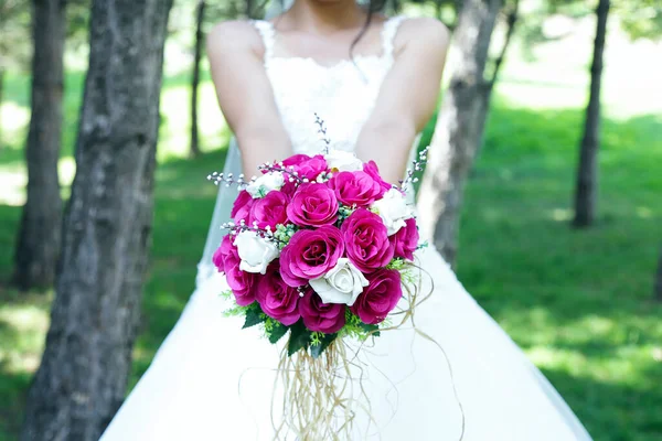 Mariée Tenant Bouquet Fleurs Mariage Violet Blanc Mariée Avec Bouquet — Photo