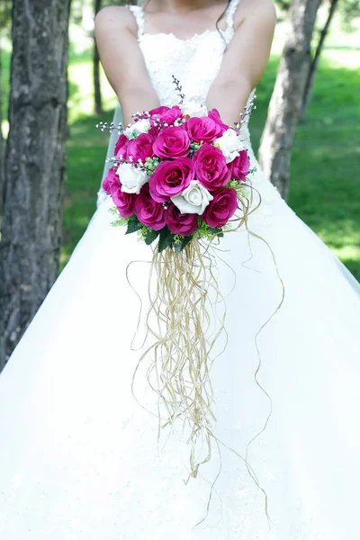 Menyasszony Kezében Egy Lila Fehér Esküvői Csokor Virágot Menyasszony Esküvői — Stock Fotó
