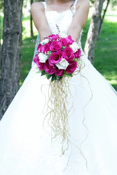 Noiva Segurando Buquê Flores Casamento Roxo Branco Noiva Com Buquê — Fotografia de Stock