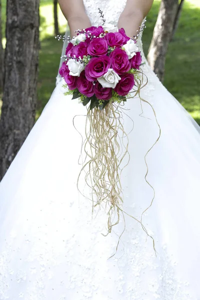 Noiva Segurando Buquê Flores Casamento Roxo Branco Noiva Com Buquê — Fotografia de Stock