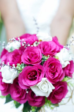 bir mor ve beyaz düğün buket çiçek tutan gelin. Gelin düğün buketi ile