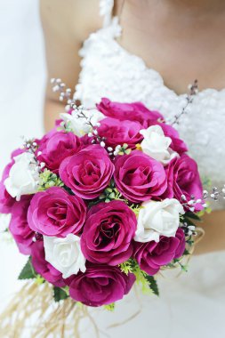 bir mor ve beyaz düğün buket çiçek tutan gelin. Gelin düğün buketi ile
