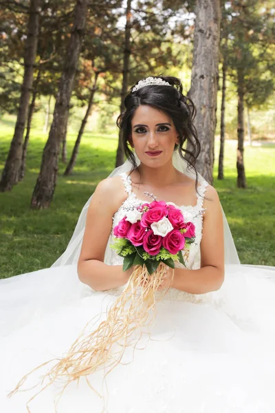 Nevěsta Drží Fialové Bílé Svatební Kytici Květin Nevěsta Svatební Kytice — Stock fotografie